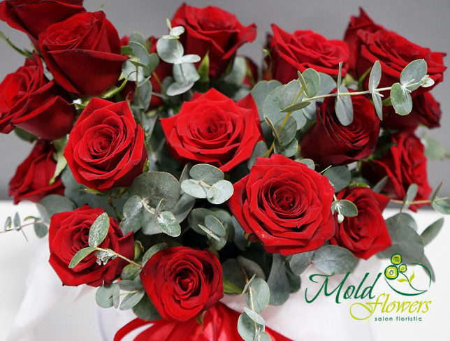 Set din Trandafiri rosii in cutie "Zâmbet de dragoste" si Bomboane Raffaello 230g foto